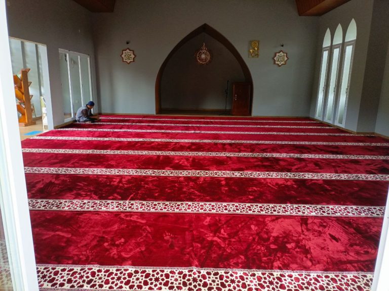Blog Sentra Masjid PEMASANGAN KARPET DI MASJID IBNU HASYIM